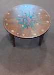 masa veche de lemn pictata inaltime 55cm, diamentrul 70cm