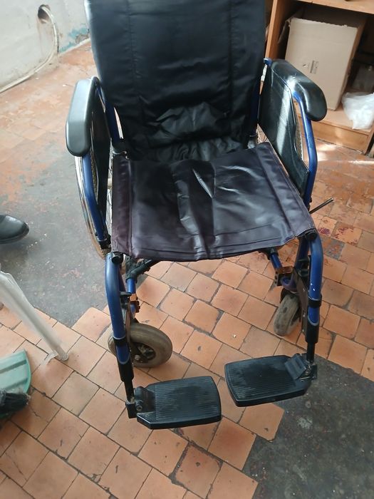 Инвалидная коляска. Прочная, проста в использование