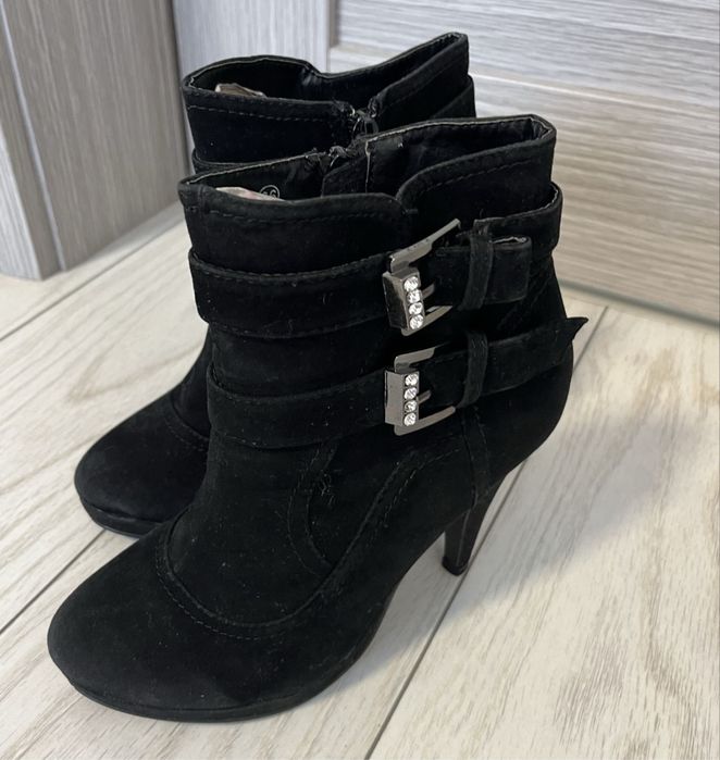 Botine cu model catarame metalice și strasuri