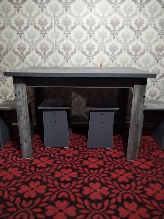 Стол с табуретами.