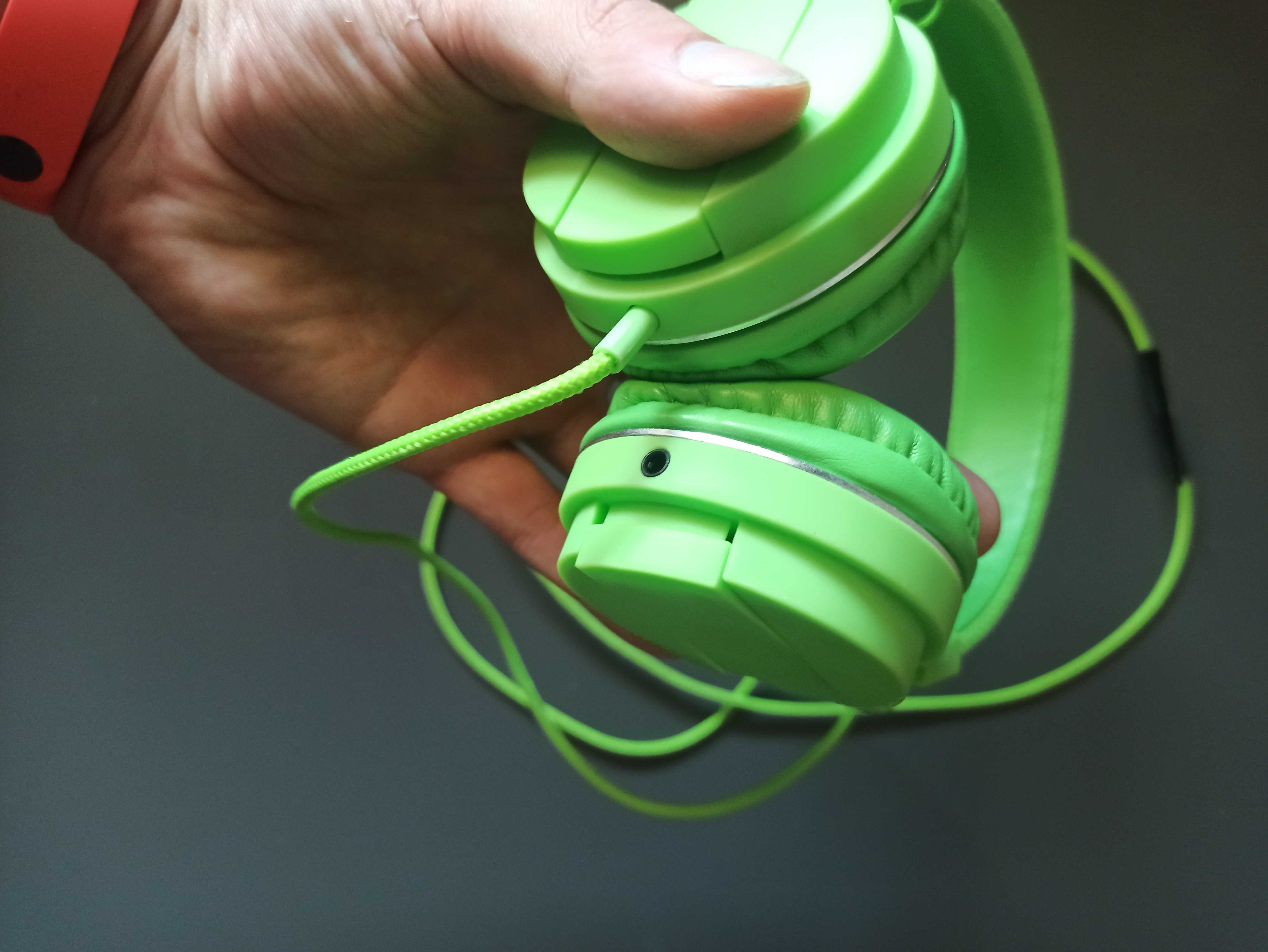 Зелени сгъваеми слушалки