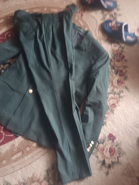 Костюмы чуть мятые но новые