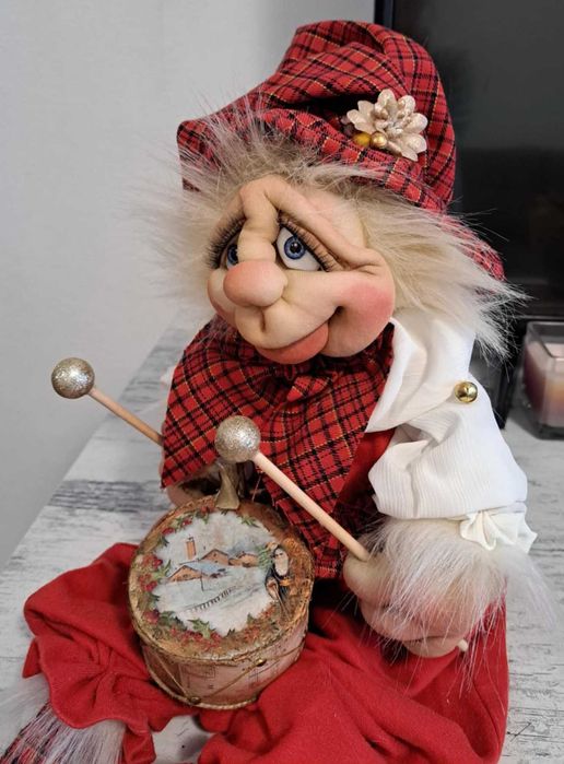 Гном в коледни цветове