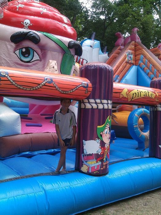 Надуваем батут,замък, детски център, атракциони
