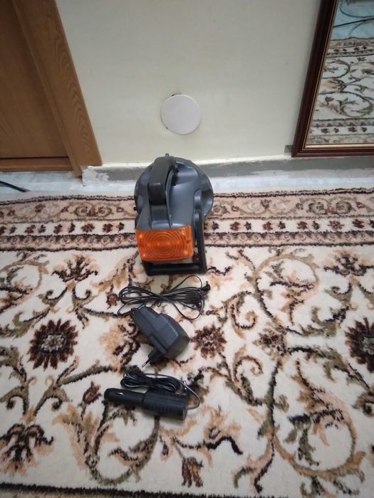 Lanternă-proiector cu acumulator