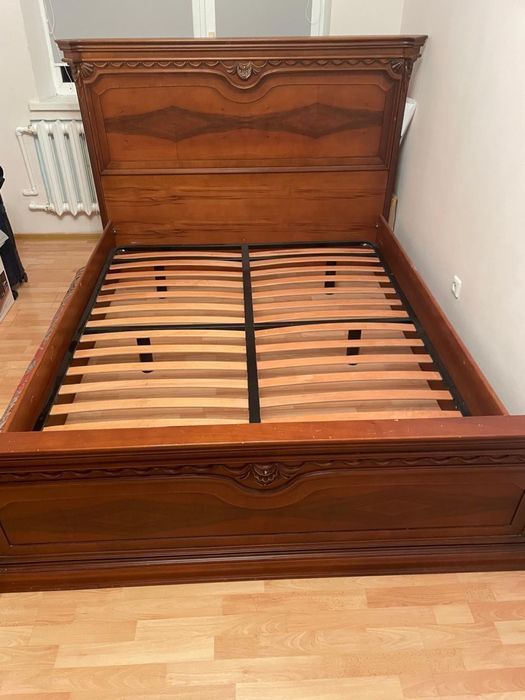 Кровать без матраса