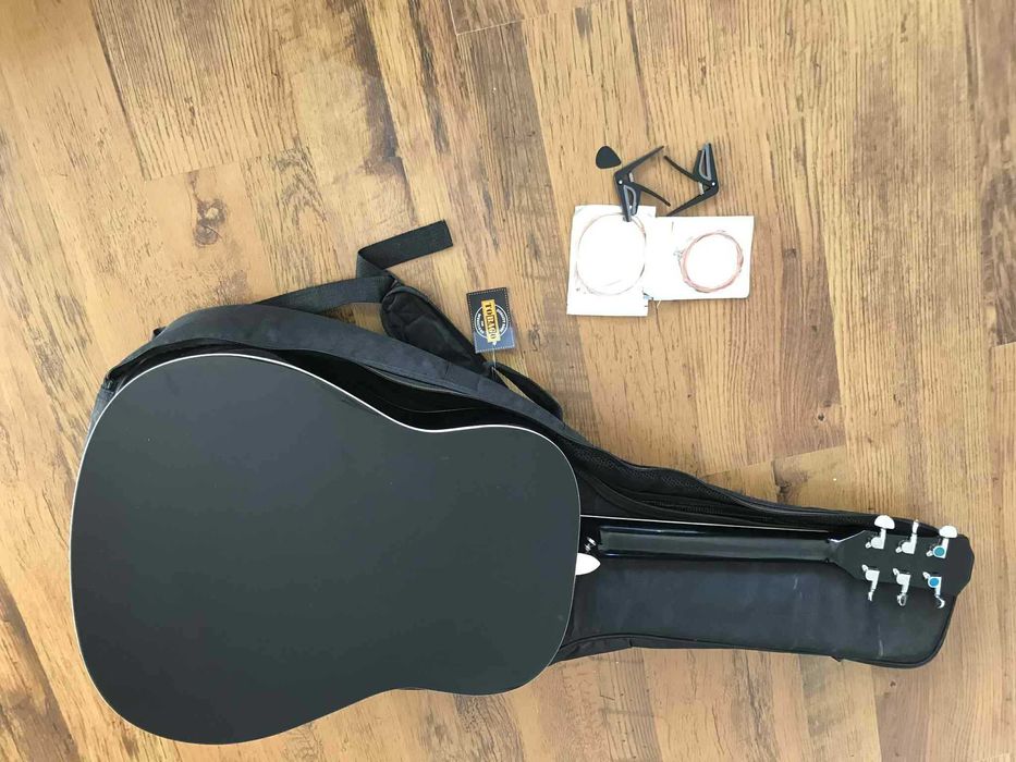 Акустична китара с калъф и резервен комплект