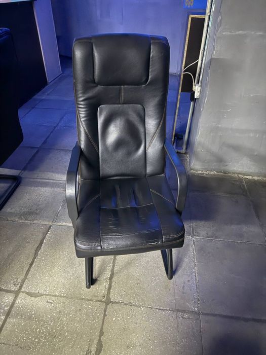 офисное кресло..