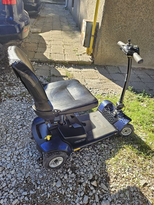 Електрически скутер за трудноподвижни хора и инвалиди