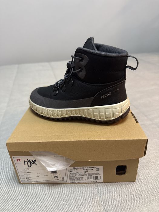 Продам детскую верхнюю одежву и обувь