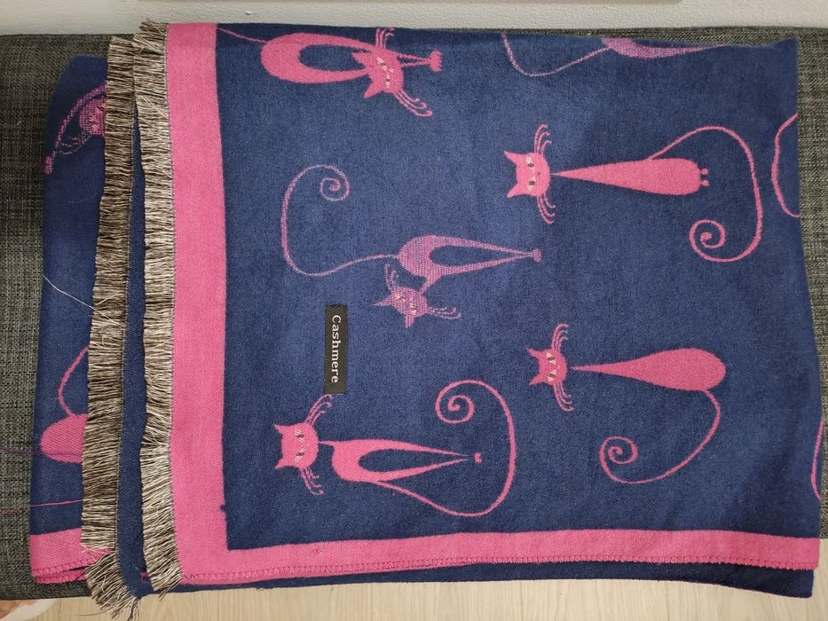 Топъл двулицев шал с котки