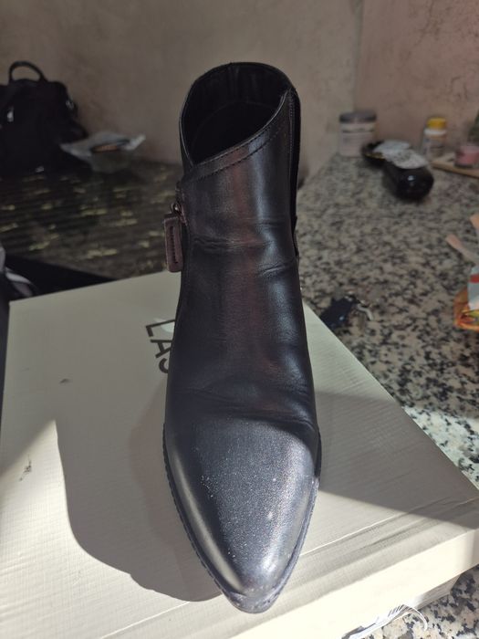 VIND GHETE DAMA NR 41 în stare foarte bună sunt din piele naturala.