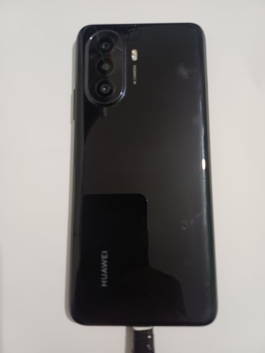 Huawei Nova y70 cu displayul spart. Placa este ok