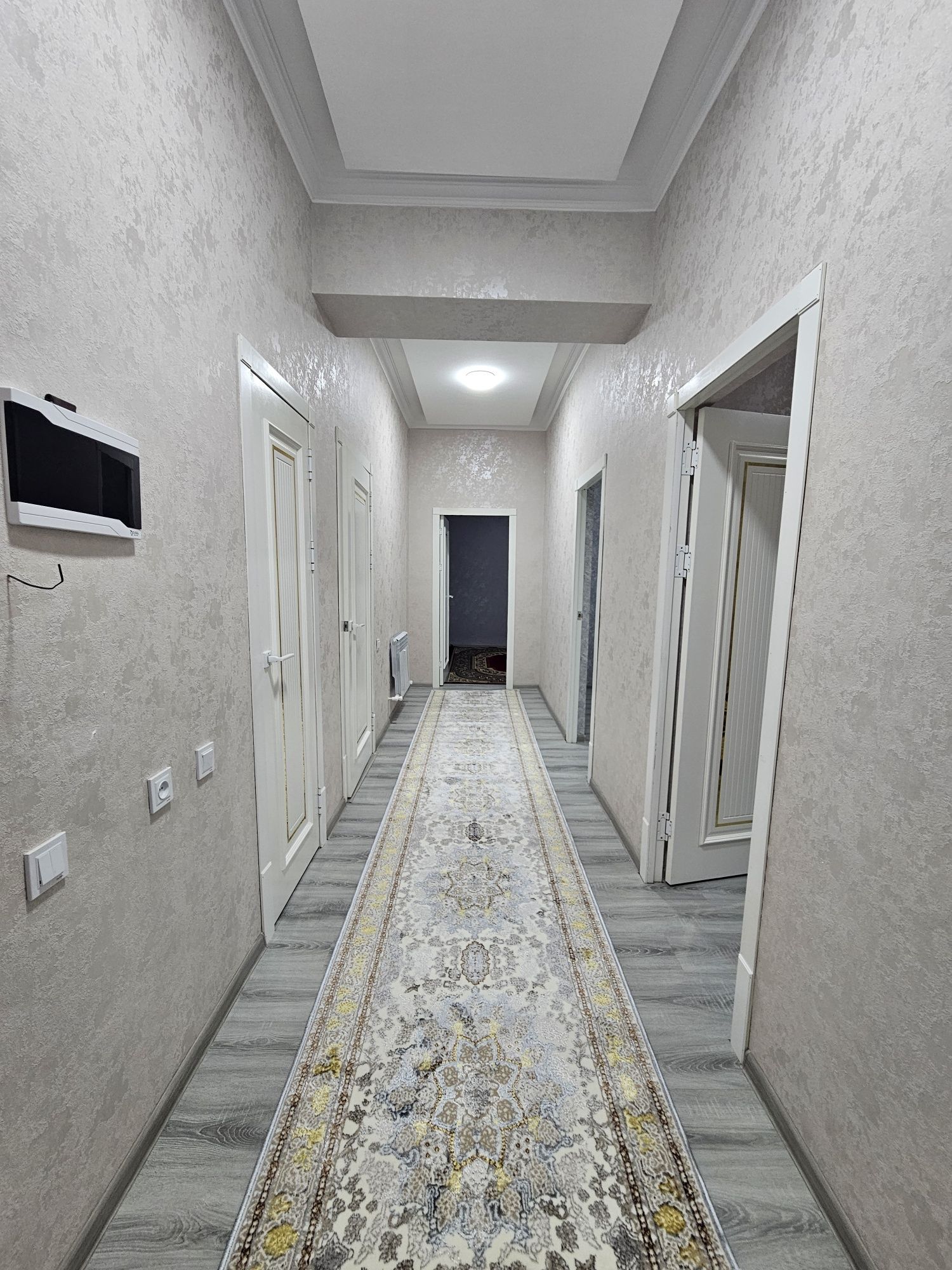 EKO shahar markazida 2 xonalik 78 m2  kvartira arendaga beriladi