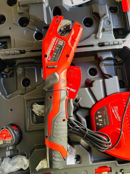 Taietor țevi Milwaukee M12 RAPTOR (cu 2 baterii și 1 încărcător)