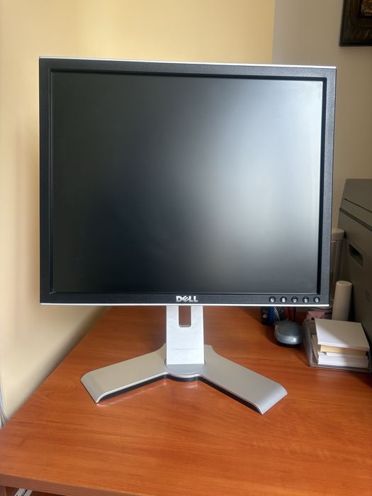 Монитор DELL за РС с 4 USB входа