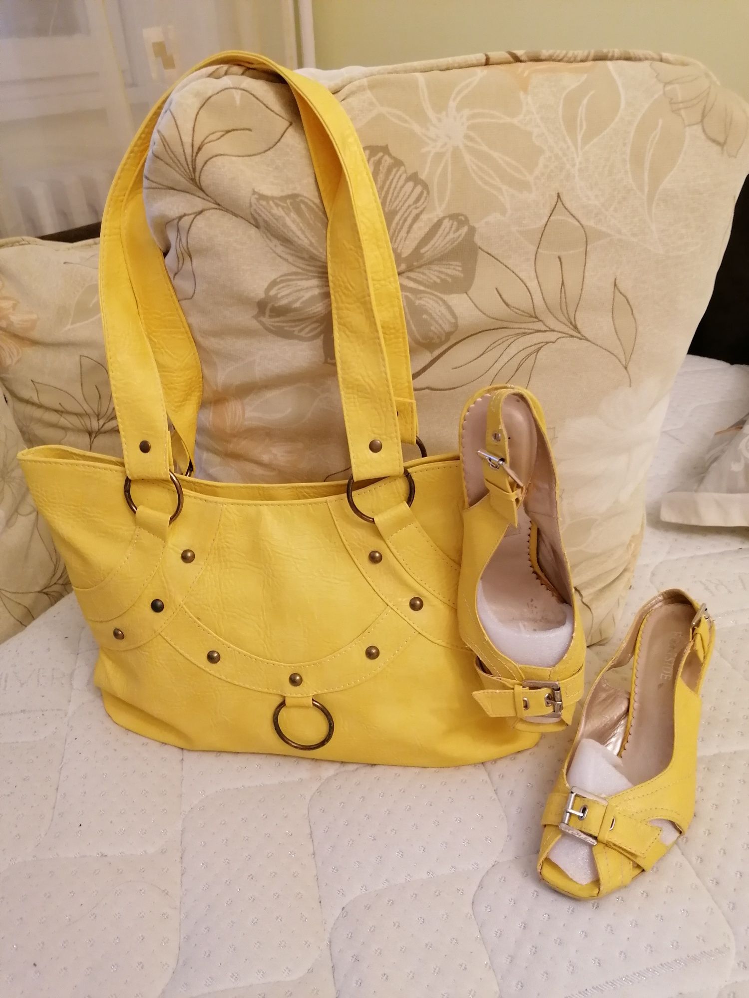 Чанта жълта с капси