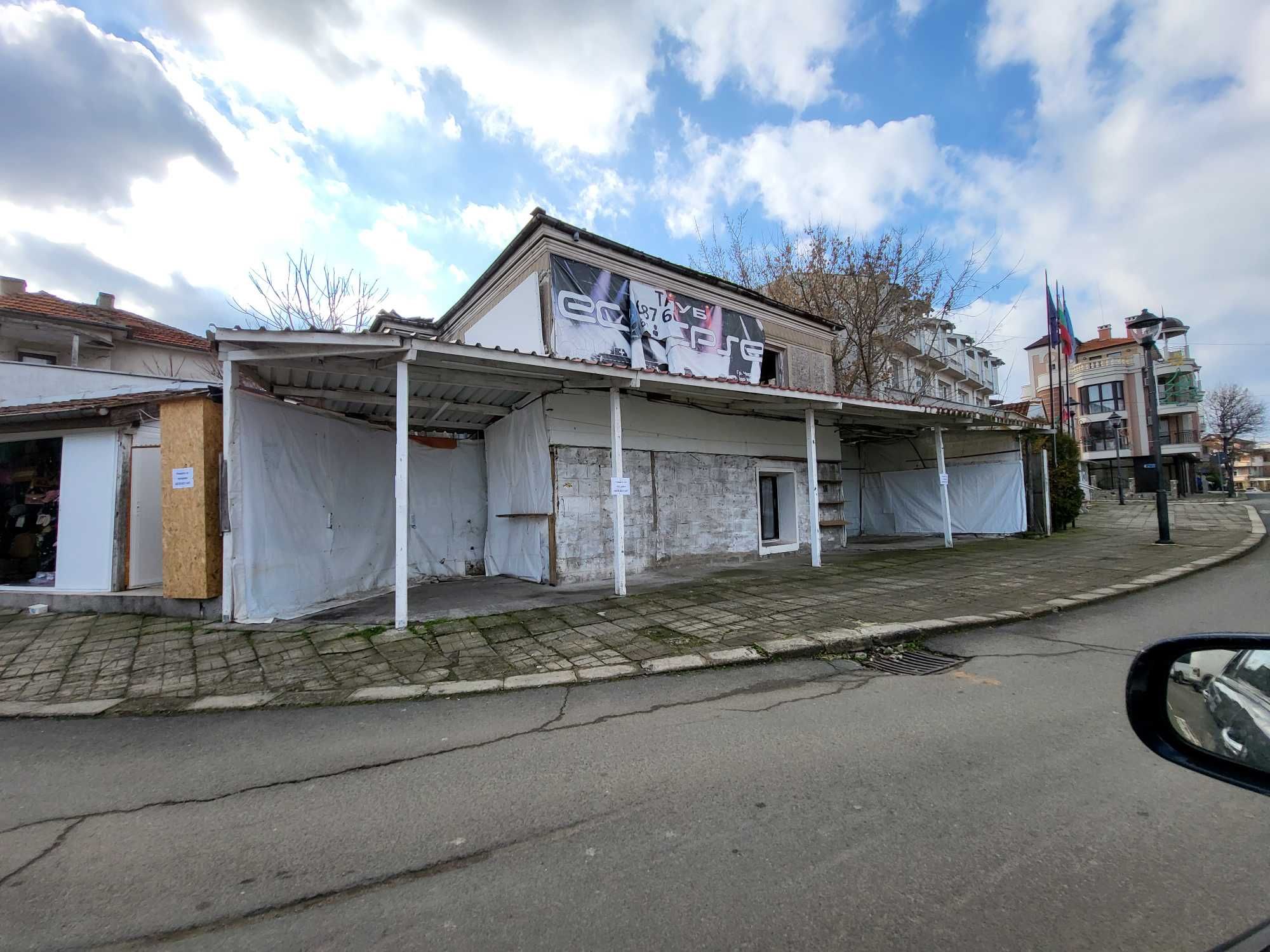 Продава къща в гр.Черноморец със два търговски обекта