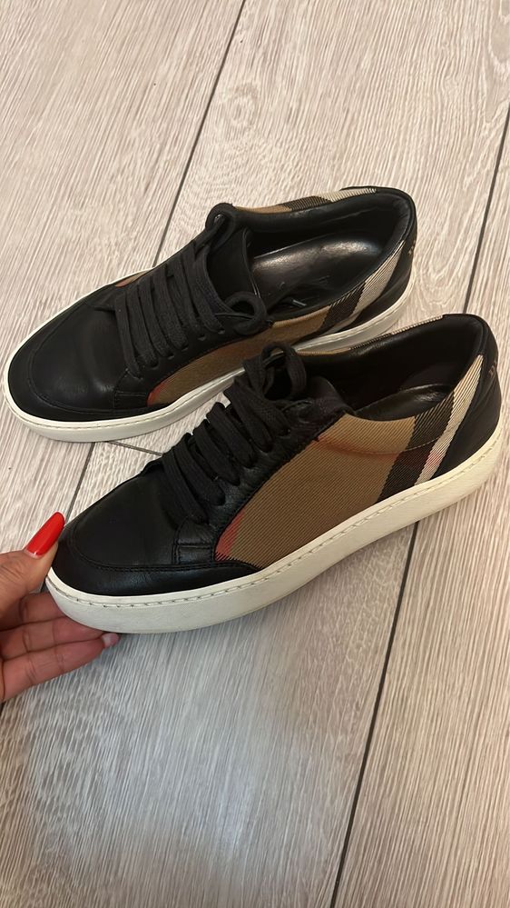 Adidasi burberry originali