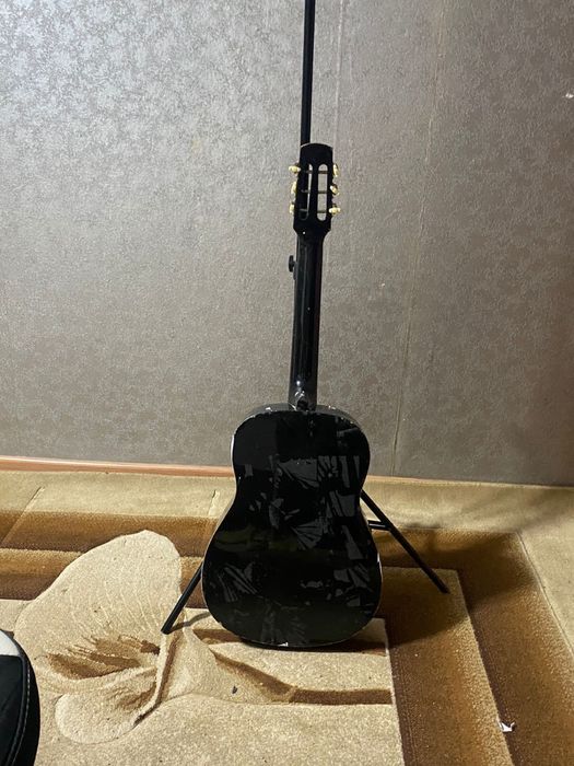 Гитара в хорошем состояние