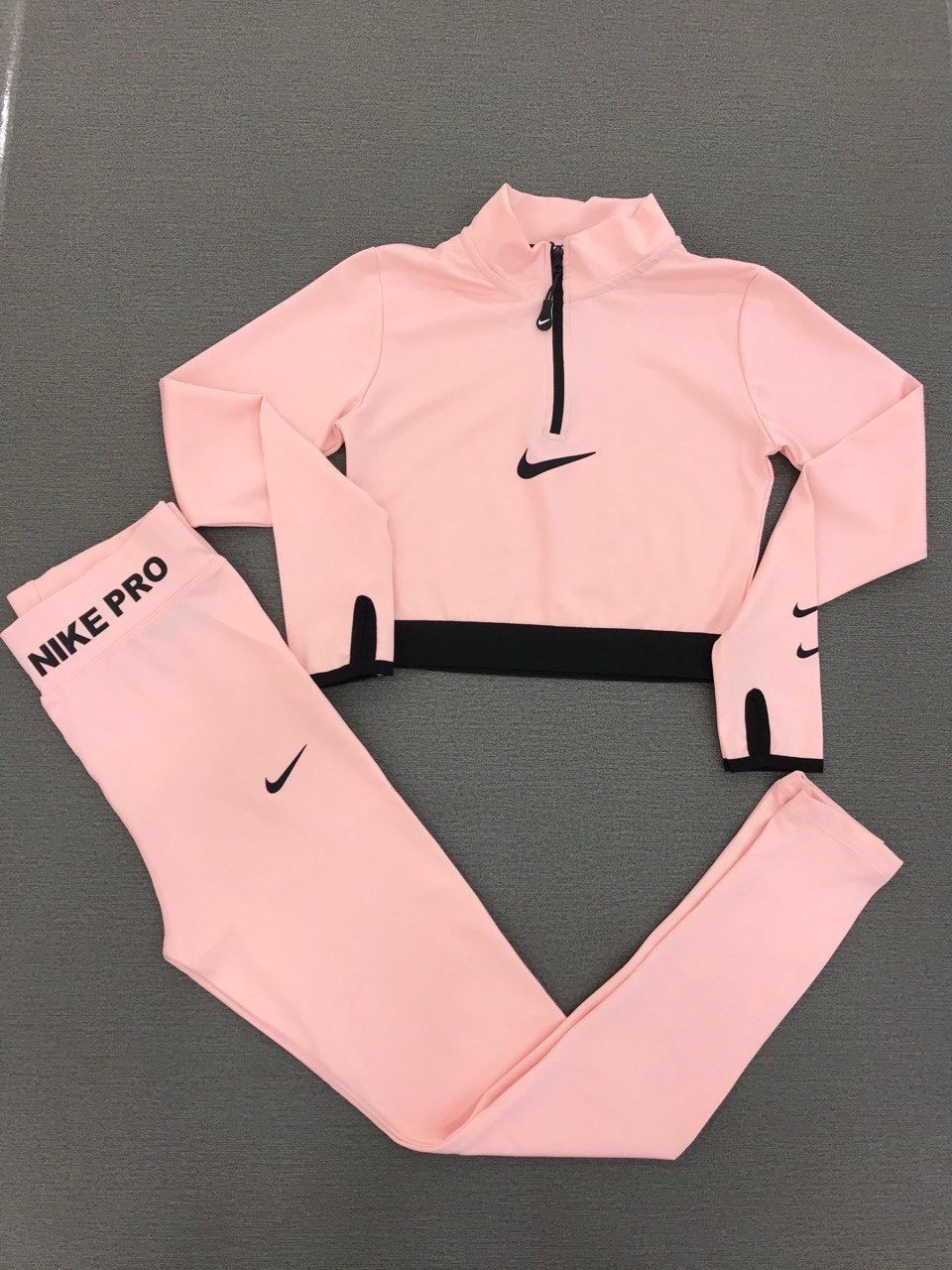 Дамски комплекти Nike Различни цветове