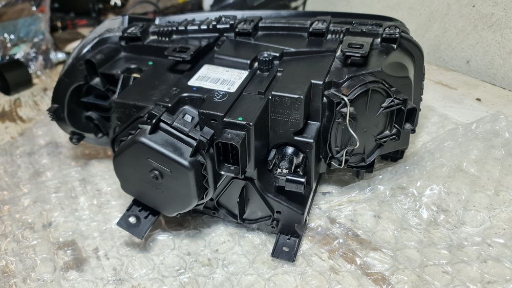 BMW е83 x3 ляв фар биксенон завиващ