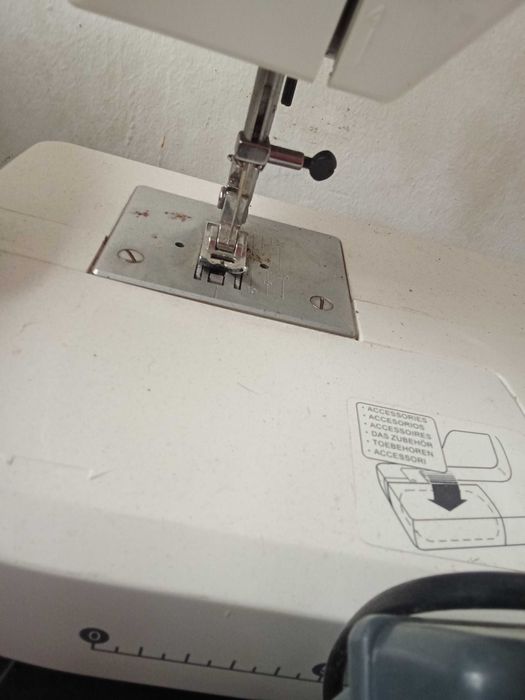 Vând mașină de cusut Toyota