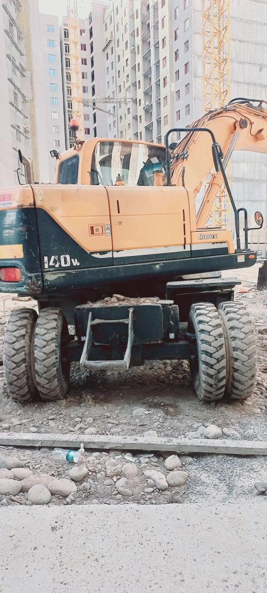 Ekskavator Hundai 140W sotiladi. Yili: 2012 Ishlagan vaqti:23000
