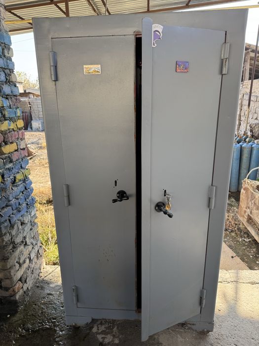 Продаётся шкаф-сейф на колёсах - в отличном состоянии