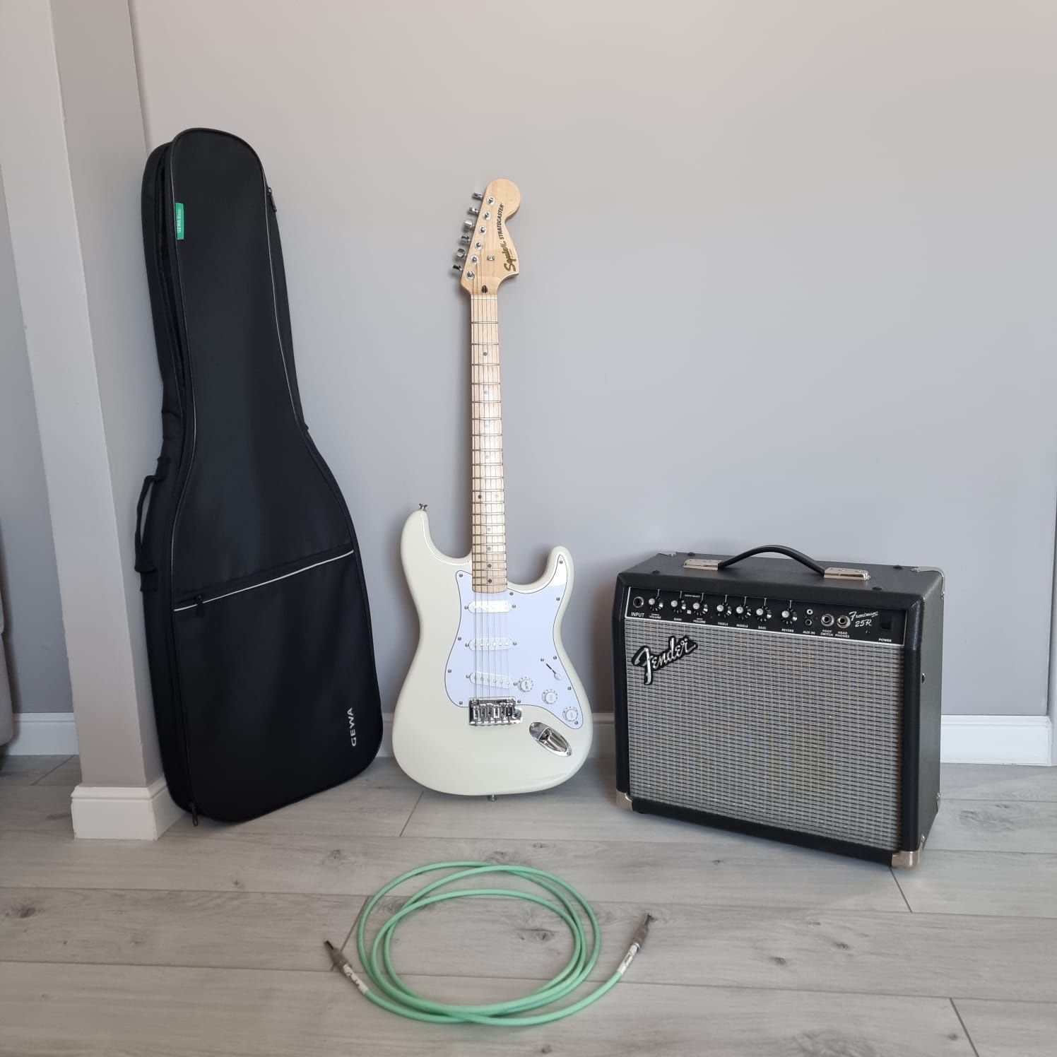 Электрогитара Squier Affinity Stratocaster + Комбоусилитель