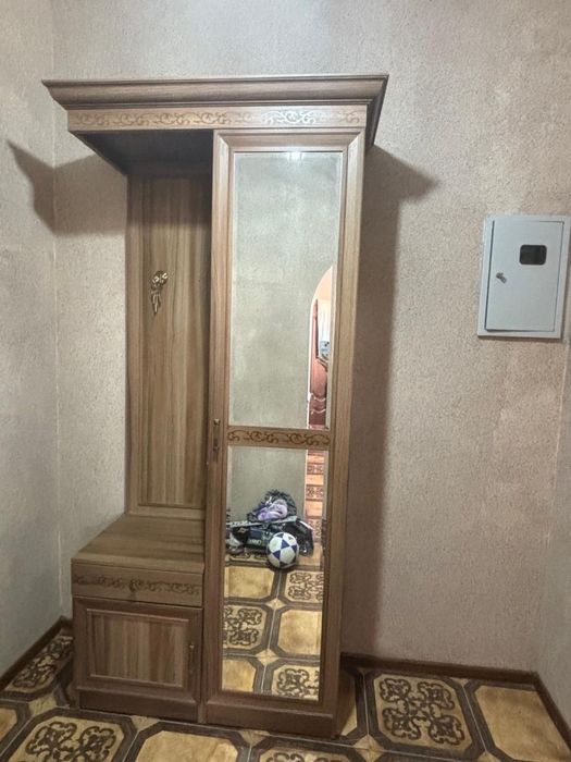 шкаф с зеркалом.