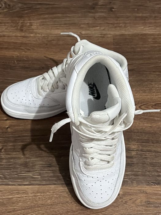 Adidasi Nike Air Force si Nike Jordan