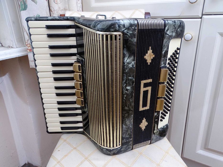 Акордеон "Weltmeister" – винтидж украса, декор - дом или заведение
