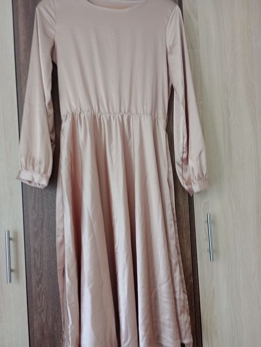 Vând rochie cu mâneci lungi