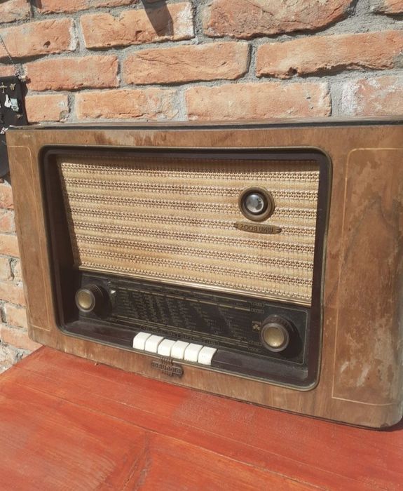 Radio cu lămpi Grundig.