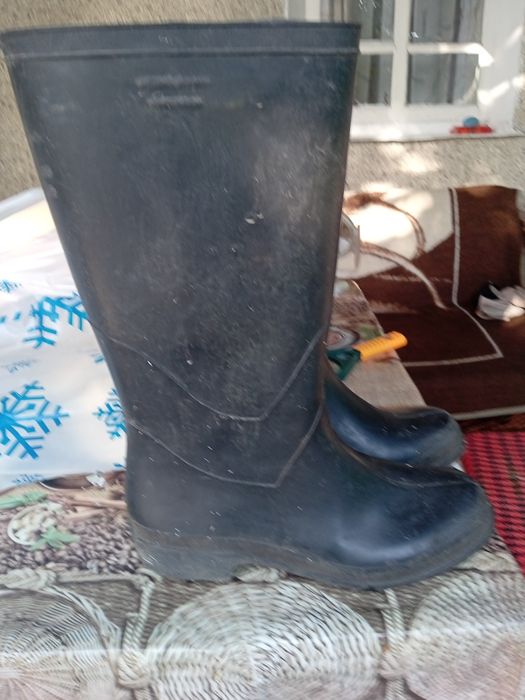 Продам резиновые сапоги.