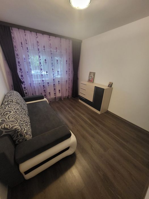 Vând apartament cu 3 camere, zona Anda