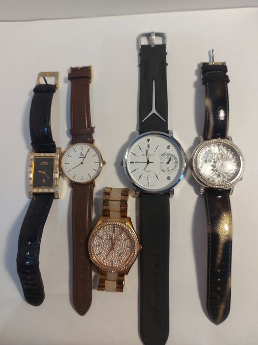 Часы наручные кварцевые.