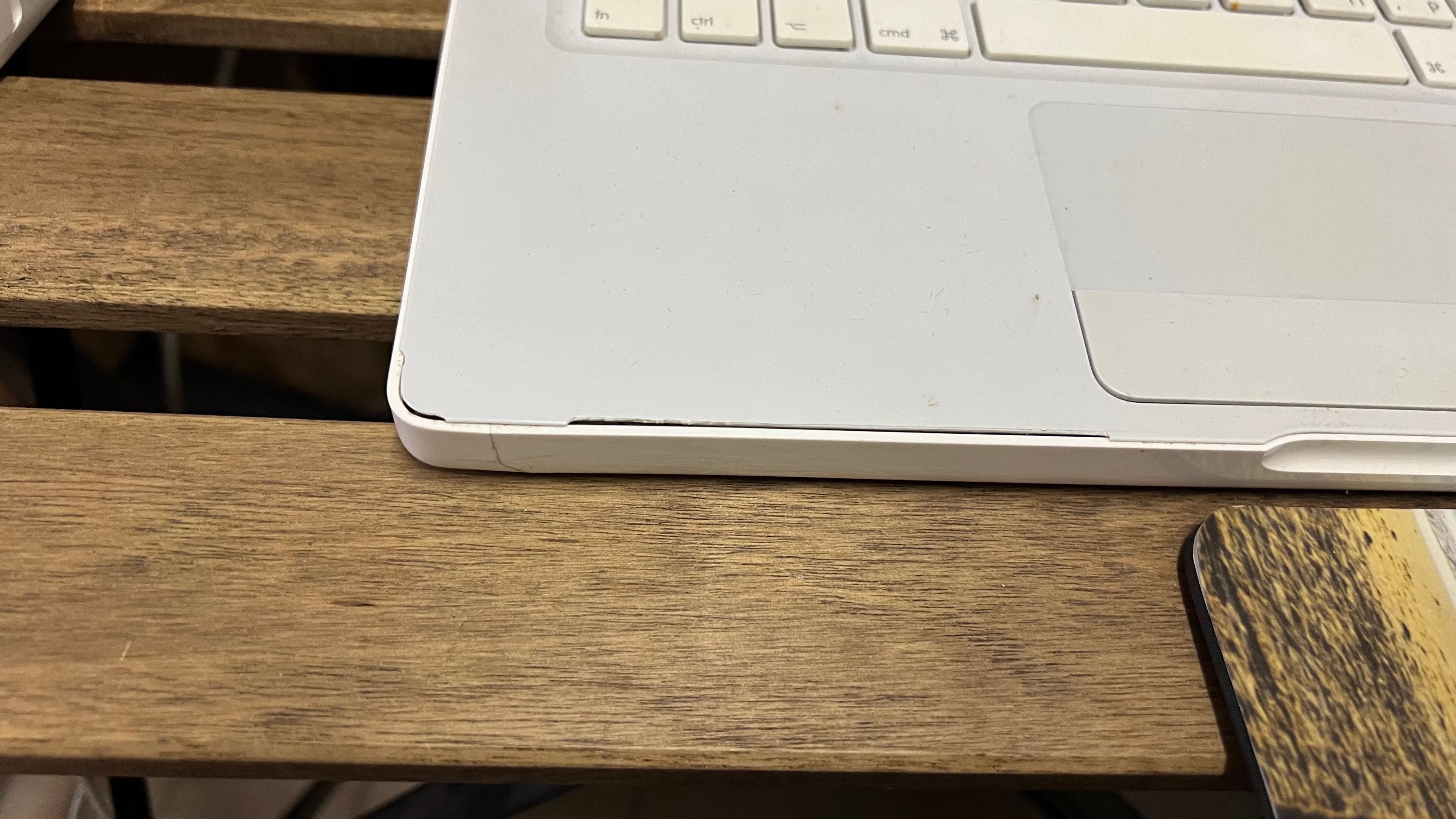 Продавам MacBook A1181 - подарък рутер