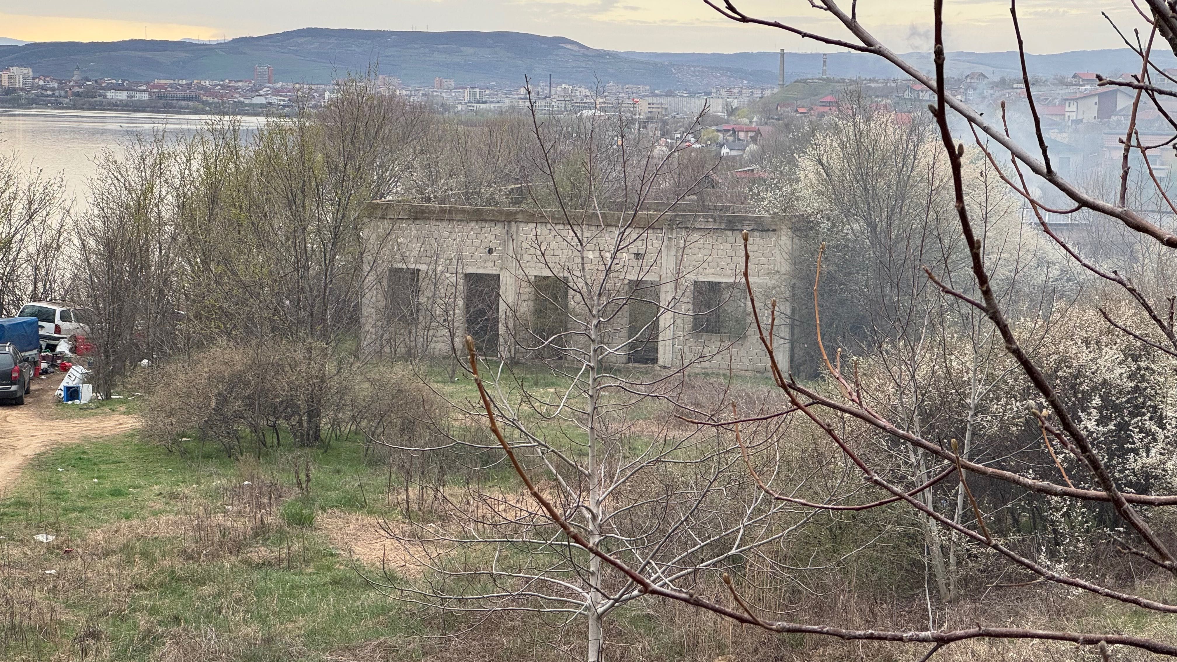 Teren de vânzare - 3.615 mp cu deschidere la Dunăre, Șimian, Mehedinți