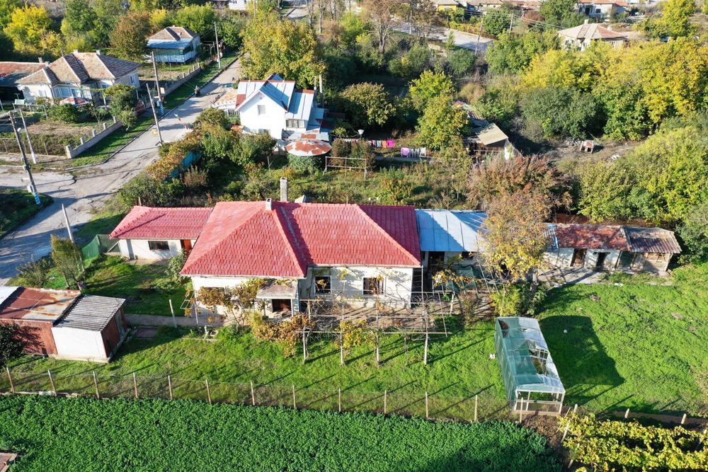 Голяма ремонтирана къща на 37 км от Морският бряг!