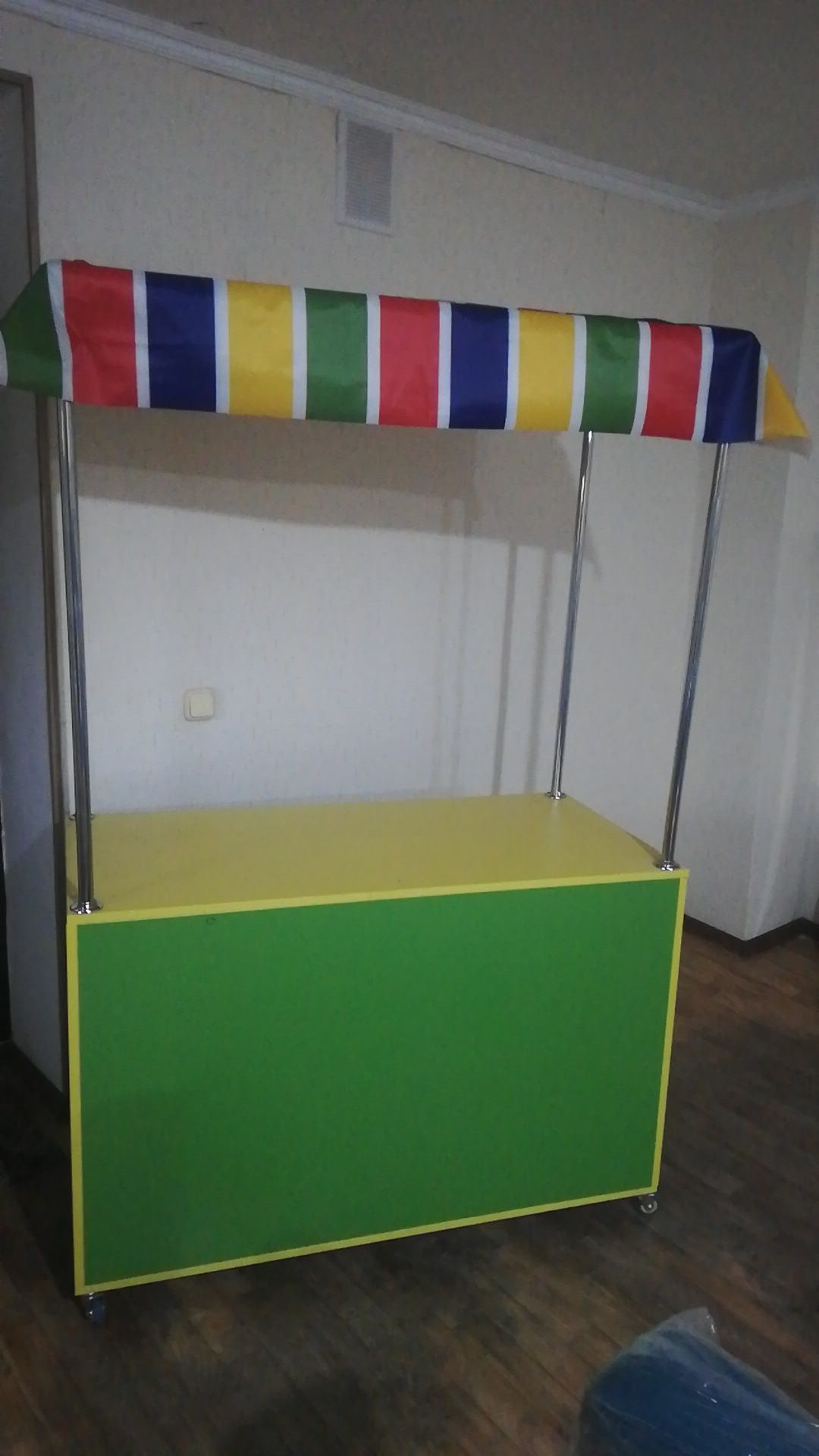 Киоск, тележка, ларек кукуруза, мороженное, поп корн, вата