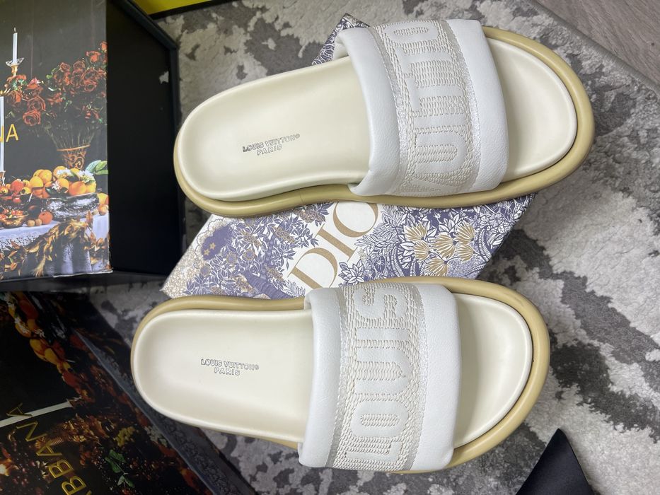 Papuci-Slapi Louis Vuitton  - POZE REALE- calitate superioară