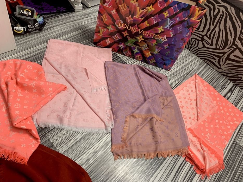 Esarfa Louis Vuitton-poze reale 100% calitate superioara ! PRODUSUL VA