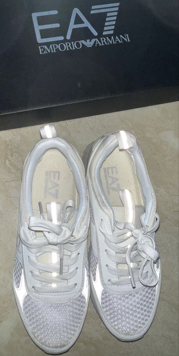 Продаются кроссовки женские