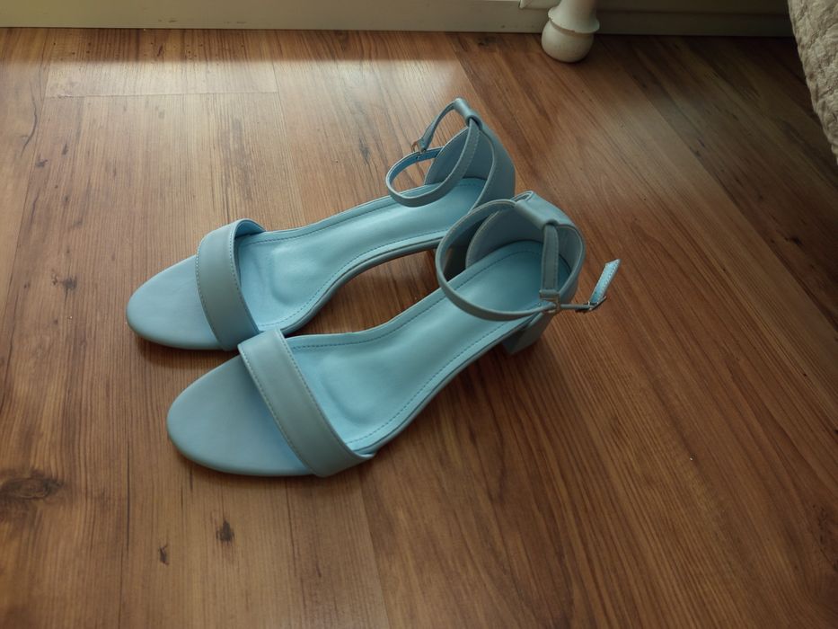 Чисто ново сандали 40 номер