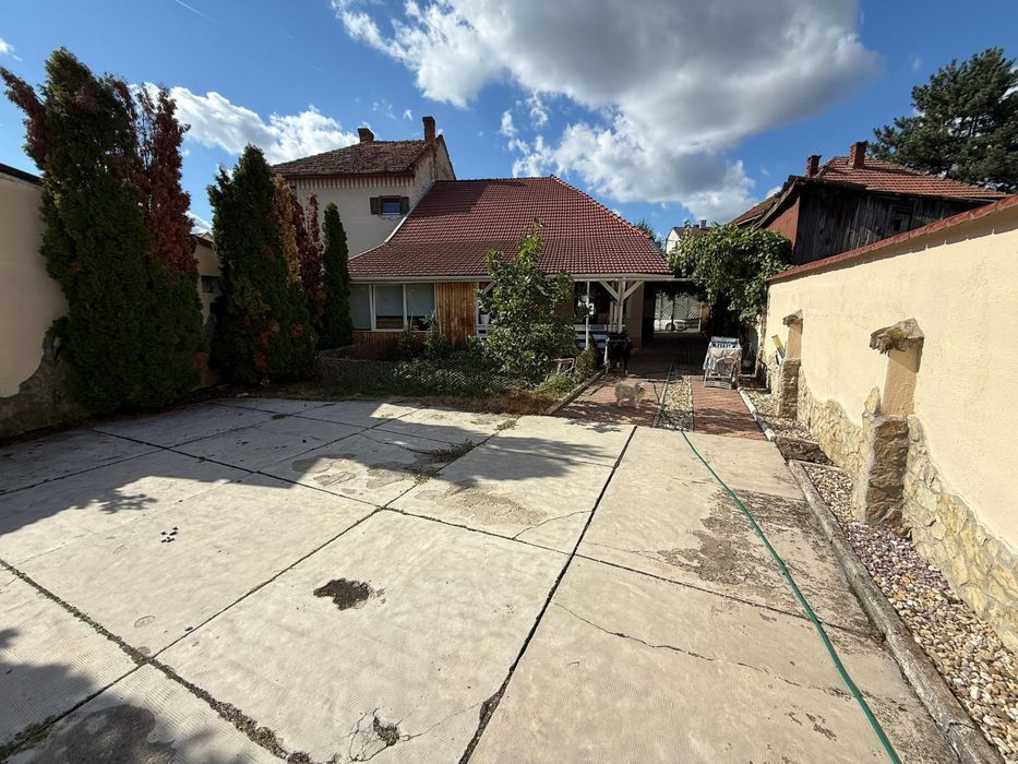 Ofer spre închiriere Casa cu 3 camere pe un nivel zona 14 Mai