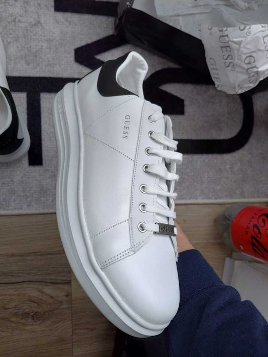 Vand Adidasi Guess Noi, Nepurtati.