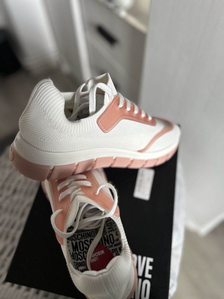 Sneakers Love Moschino