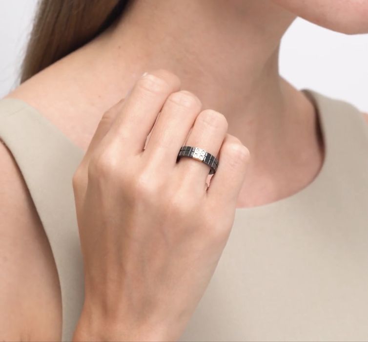 Кольцо из золота с бриллиантами и керамическими вставками